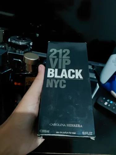 Perfume 212 vip black Carolina Herrera 200ml