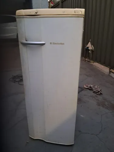 Geladeira 220v eletrolux (motor original)