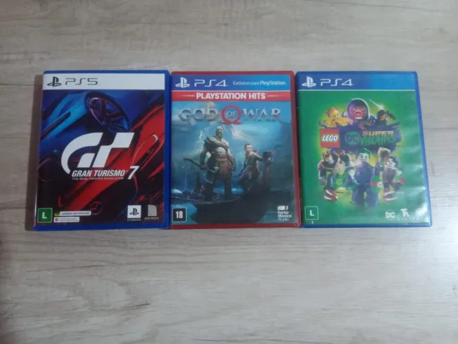 Título: LOTE 3 JOGOS PS4/PS5: Gran Turismo 7 + God of War + LEGO DC (Preço Único)