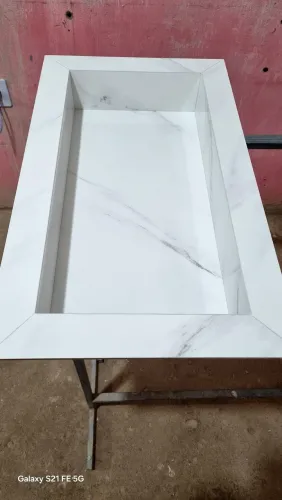 Nicho de porcelanato com borda simples