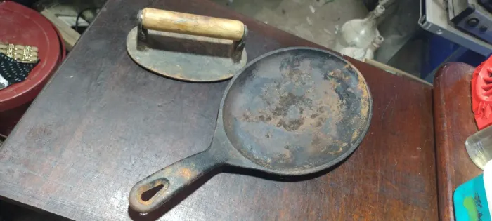 Frigideira ferro fundido + prensa bifes usada
