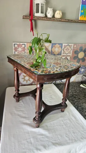 Mesa De Apoio Antiga Com Tampo Decorado E Vidro Protetor