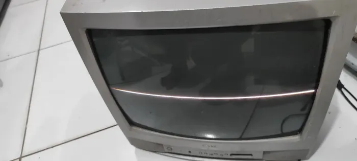 Tv de tubo 20 polegadas com defeito.