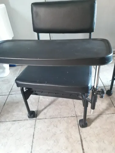 Cadeira com rodinha para manicure e dois porta objeto