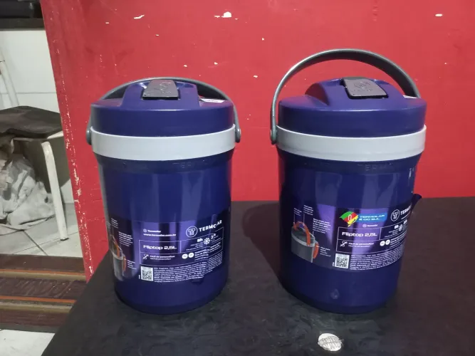Vendo dois termos termolar 2.5 litros nova