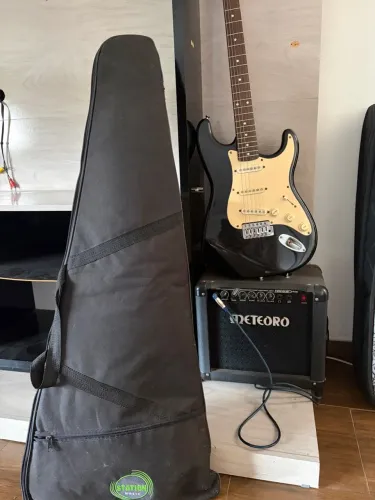 Guitarra Shelter modelo Stratocaster preta, amplificador Meteoro Nitrous Drive e capa