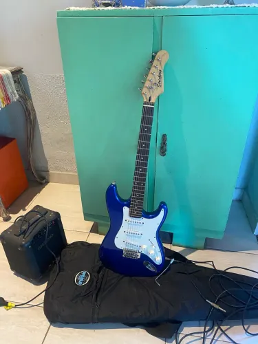 Guitarra Elétrica Strinberg Stratocaster Azul + caixa de som + capa.