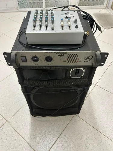 Caixa de som com amplificador