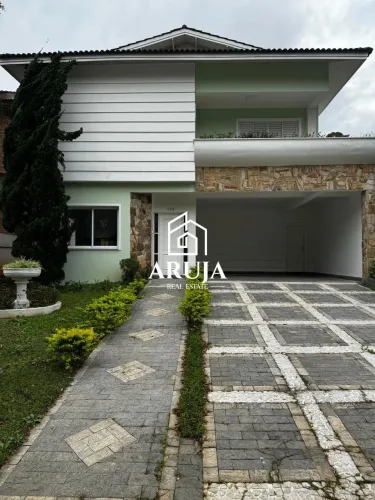 Casa com 3 Suítes, Varandas, Banheira e Espaço Gourmet em Condomínio Fechado