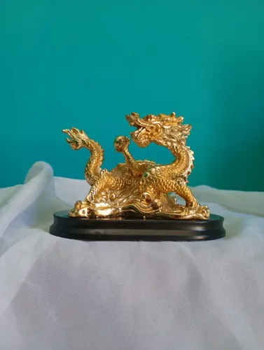Delicado souvenir chinês em resina - Dragão oriental