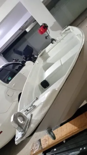 Vendo caiaque com motor 2tp de fibra em ótimo estado.