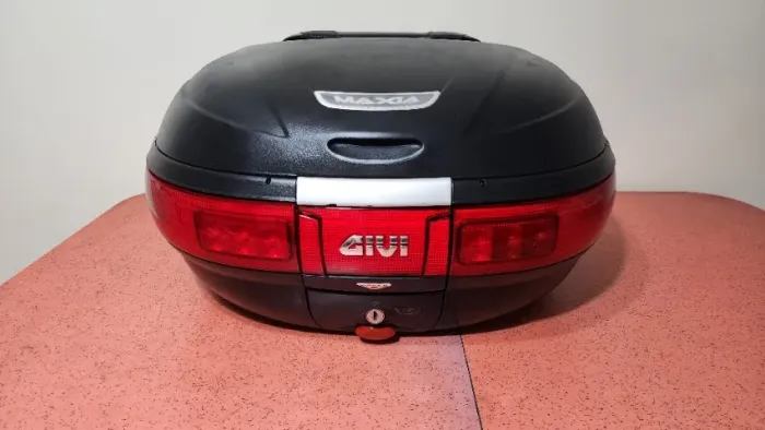 Baú GIVI 52 litros E52 Maxia Monokey 2 capacetes com escosto e luz de freio