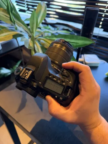 Canon EOS 80D + lente + carregador