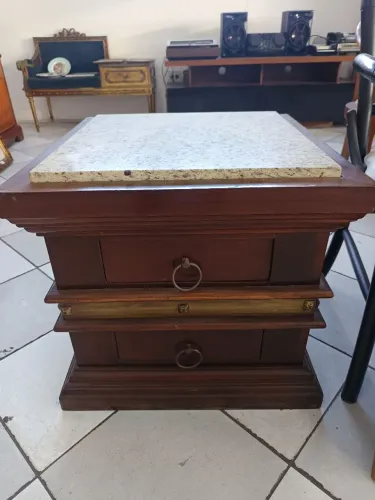 Mesa de cabeceiraclassica com duas gavetas e tampo em mármore