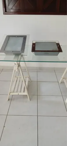 Dois lustres de vidro de quatro lâmpadas