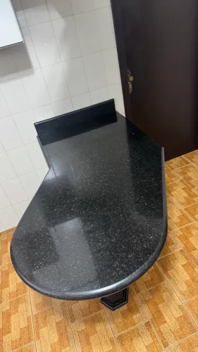 Mesa de Mármore preto com pé 
