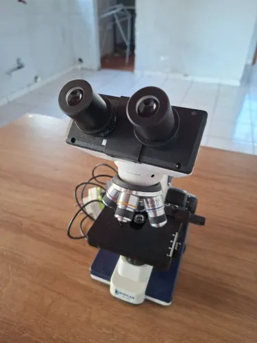Equipamentos Veterinários - Microscópio Binocular