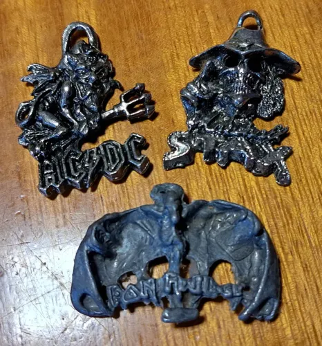 LOTE COM 3 PINGENTES HEAVY METAL VINTAGE - AC/DC, IRON MAIDEN & CLÁSSICOS DO ROCK
