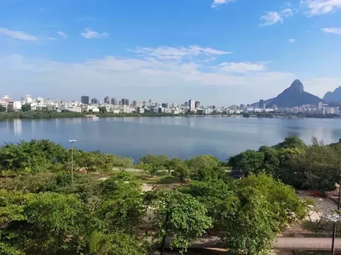 BS IMOBILIÁRIA VENDE APARTAMENTO COM VISTA CINEMATROGRÁFICA PARA LAGOA! Varandão, sala amp