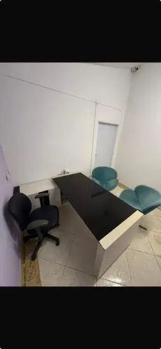 Mesa escritório com tampo de vidro preto acompanha armário 