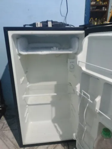 Frigobar Midea 93 litros