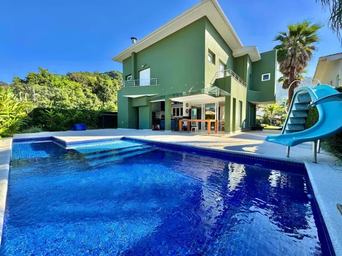 Casa moderna à venda em condomínio fechado na Praia da Enseada, Guarujá, SP | Qvista intel