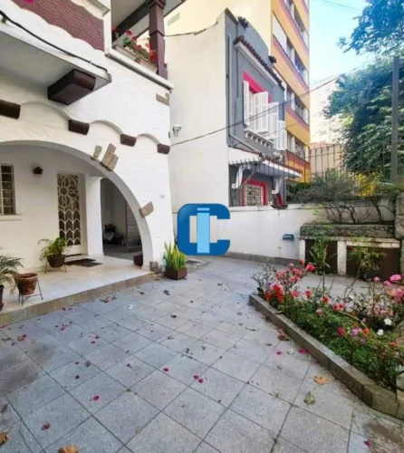 Sobrado em Higienópolis espaçoso e muito bem distribuído, ideal para quem busca conforto e