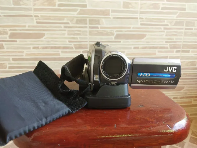 Vendo filmadora JVC Everio Hybrid 32 mega pixel perfeito estado de funcionamento 