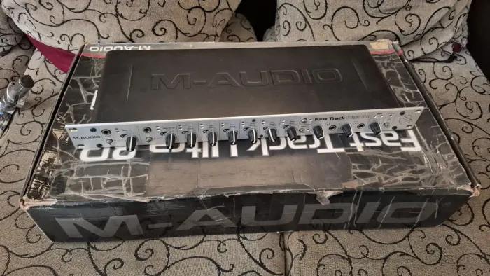 Placa de áudio fast track ultra 8r