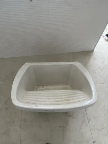 Tanque de louça em perfeito estado