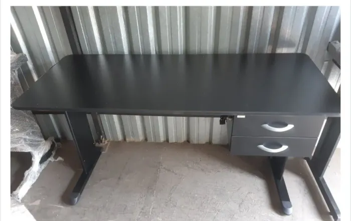 Mesa de escritório com gaveteiro (2 gavetas)