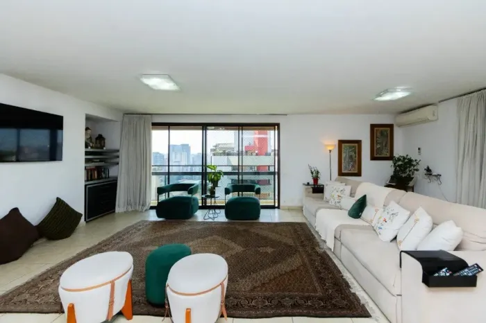 A linha do horizonte do Campo Belo emoldura o deque privativo desta cobertura duplex