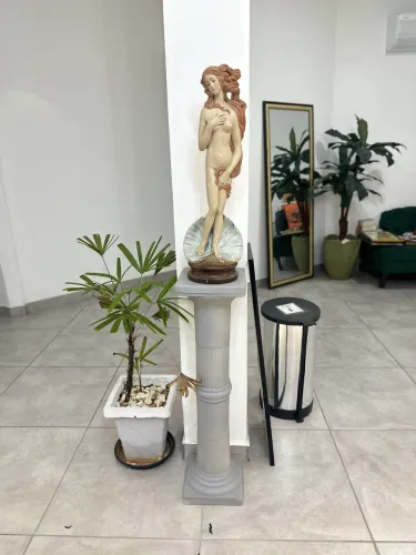 Estátua Venus para decoração com pedestal