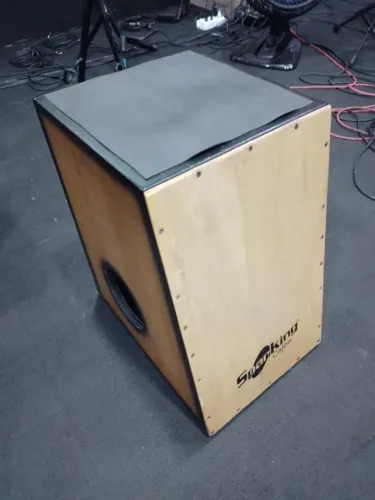 Cajon usado.