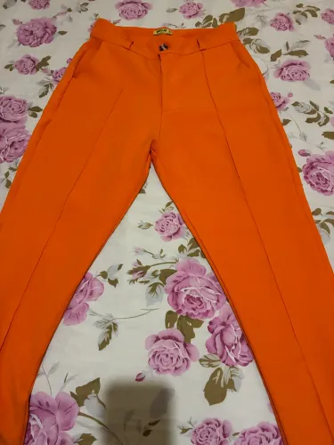 VENDO UMA CALÇA SOCIAL TANHO M