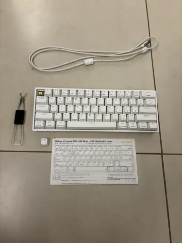 Teclado mecânico GK61 branco switch amarelo GATERON usado ótimo estado