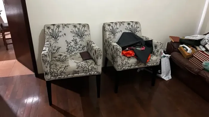 Par de cadeiras estofadas com braço