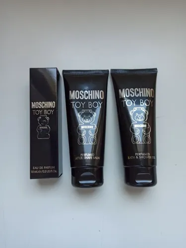 MOSCHINO Kit TOY BOY 1 pós barba, 1 shampoo e 1 perfume de bolso de 10ml EDP