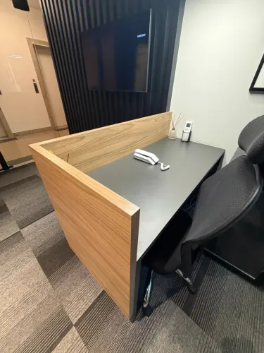 Mesa Corporativa em MDF Amadeirado 1,30m x 0,60m - Excelente Estado