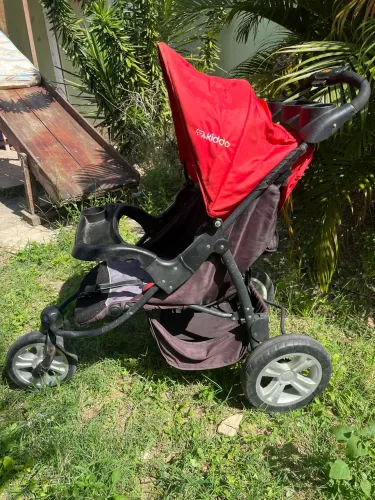 carrinho de bebê é um Kiddo Fox Race Sport