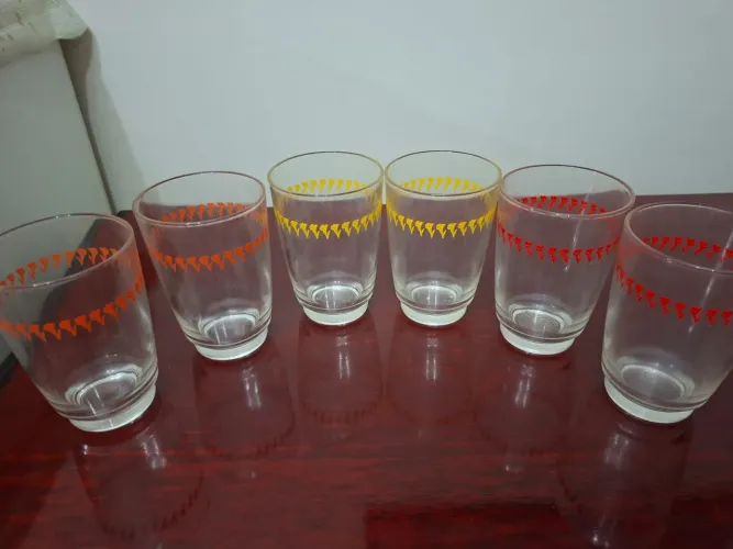6 copos de requeijão dos anos 90.