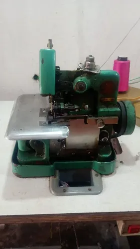 Máquina Overlock com mesa