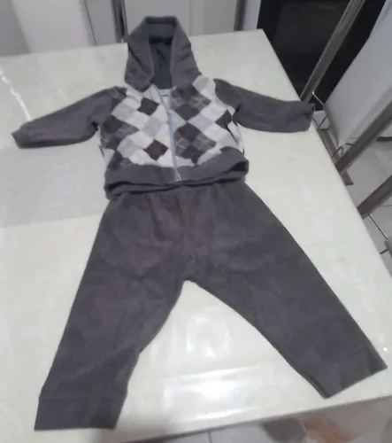 Um conjunto  cinza e branco  com xadrez  na blusa tamanho  n  Kiko baby