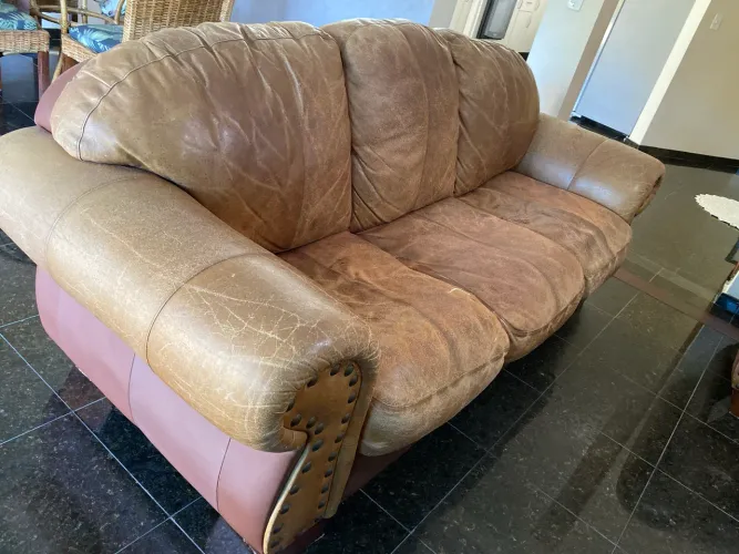 Vendo sofá de couro 2.40mts