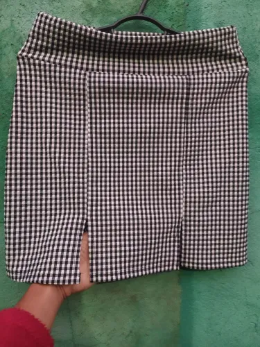 Mini saia feminina estilo cintura alta coladinha baladeira, semi nova brechó desapego M 38