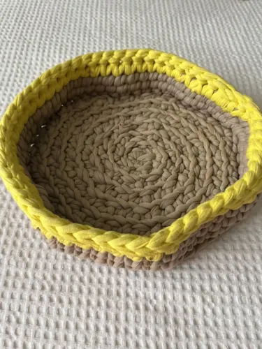 cesto em fio de malha bege e amarelo