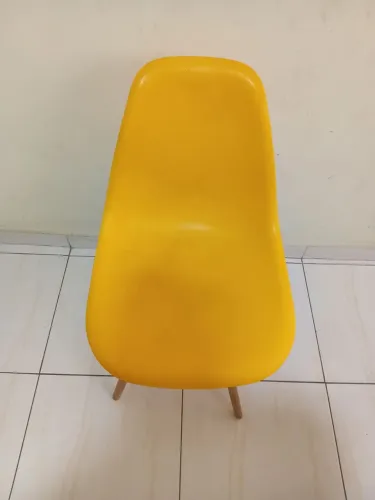 Cadeira de plástico com pé de madeira