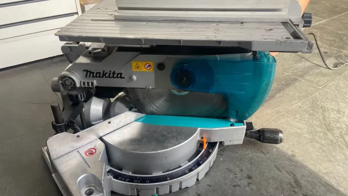 Meia esquadria de bancada Makita 127v 