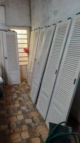 (10) Dez Portas para armários madeira maciça com rodanas usada