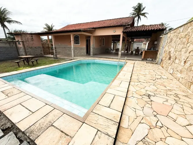 Casa a venda com piscina em Iguabinha